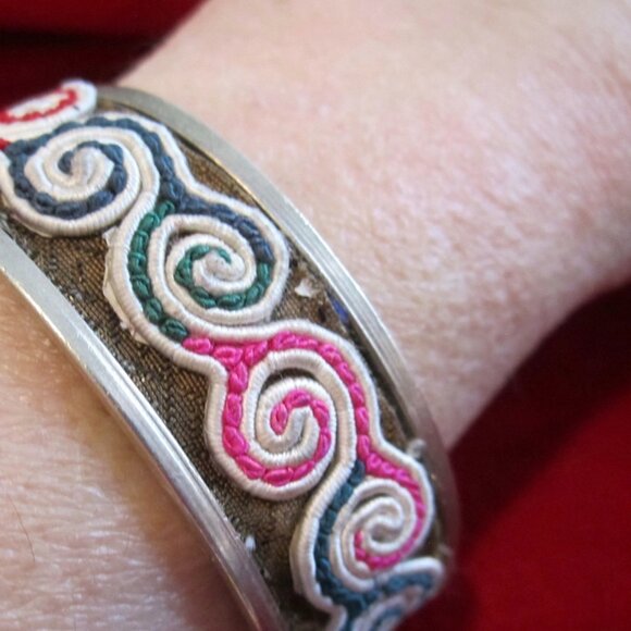 UNISEX ARTIST handmade vintage silver+textile stamped WAVE CUFF BRACELET M- L - Picture 2 of 10